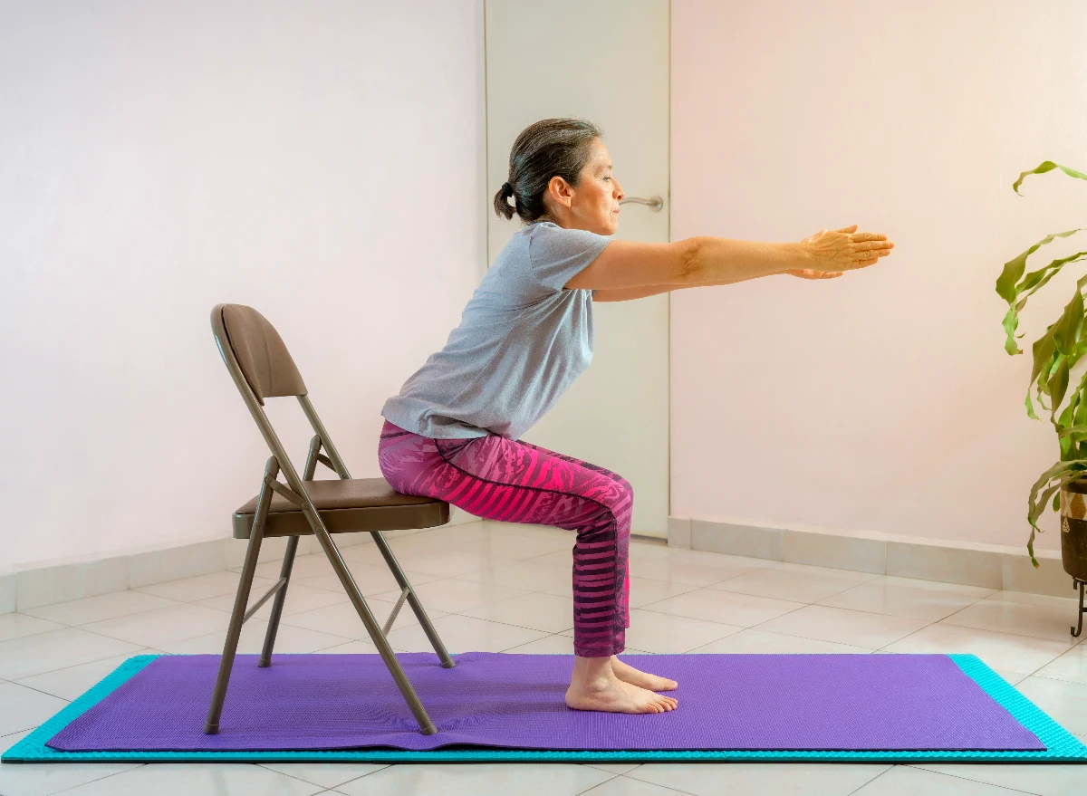 exercices de yoga pour ventre plat femme 50 ans chaise