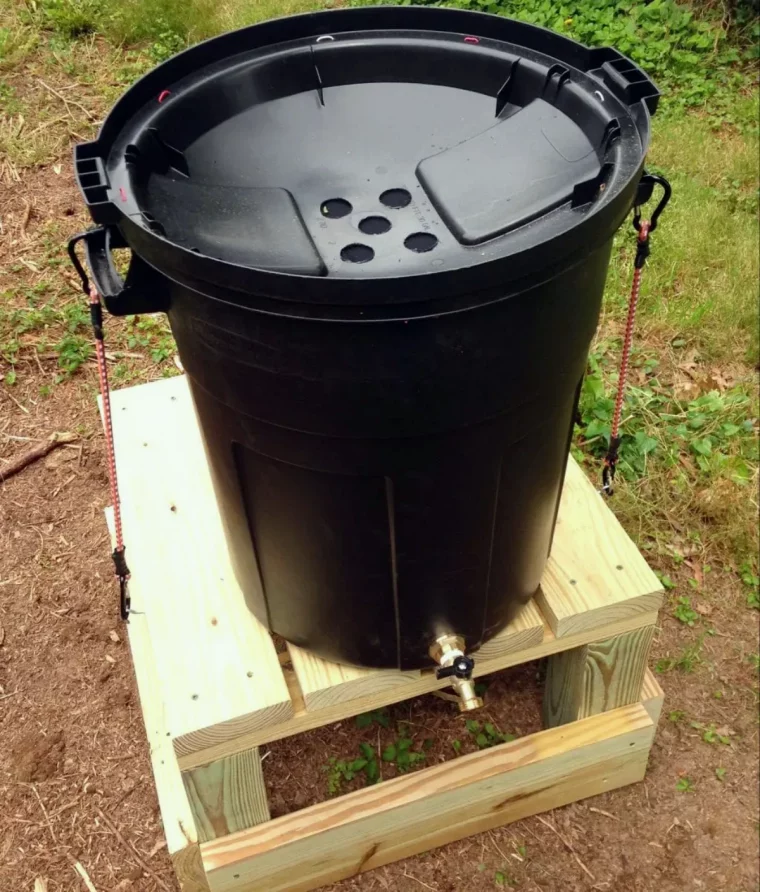 fabriquer un recuparateur de pluie avec une poubelle noire