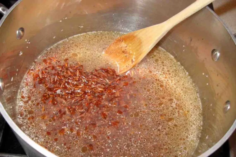 faut il beaucoup lave le riz avant cuisson dans une casserole avec cuillere