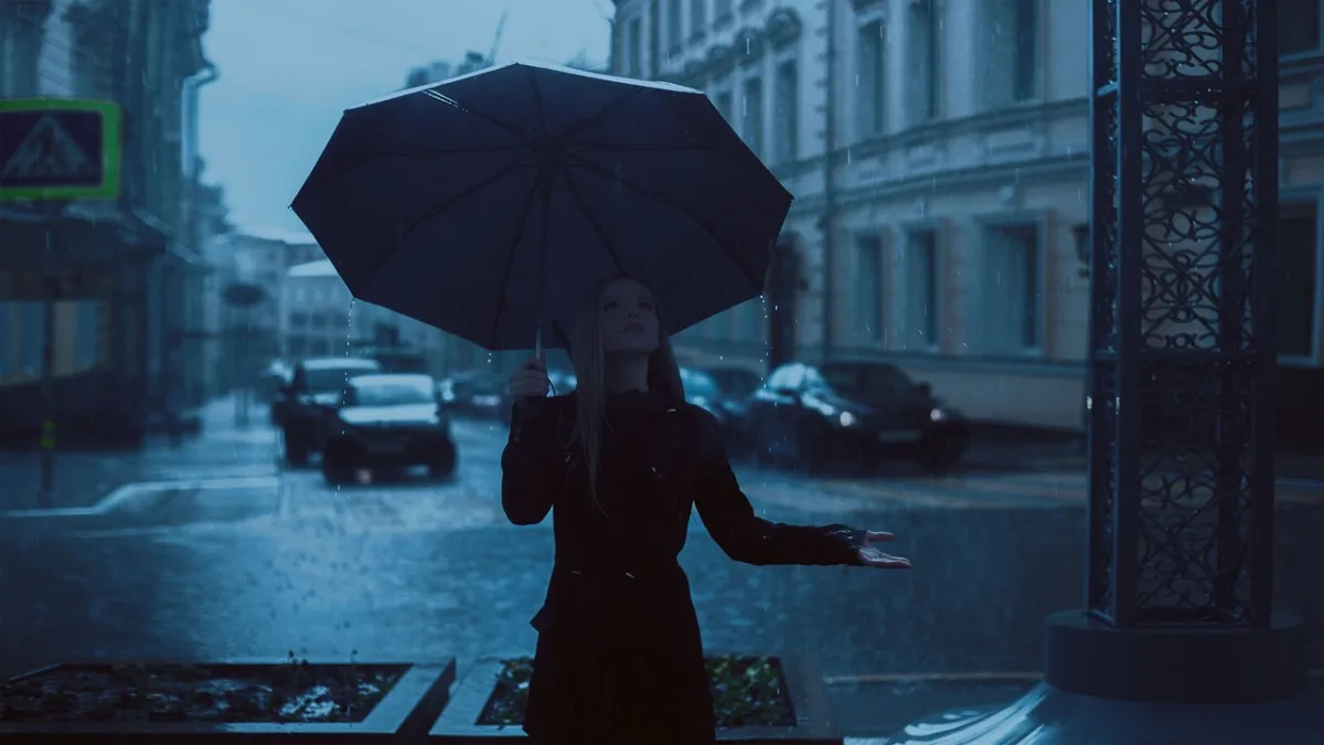 femme avec parapluie dans la rue sous la pluie