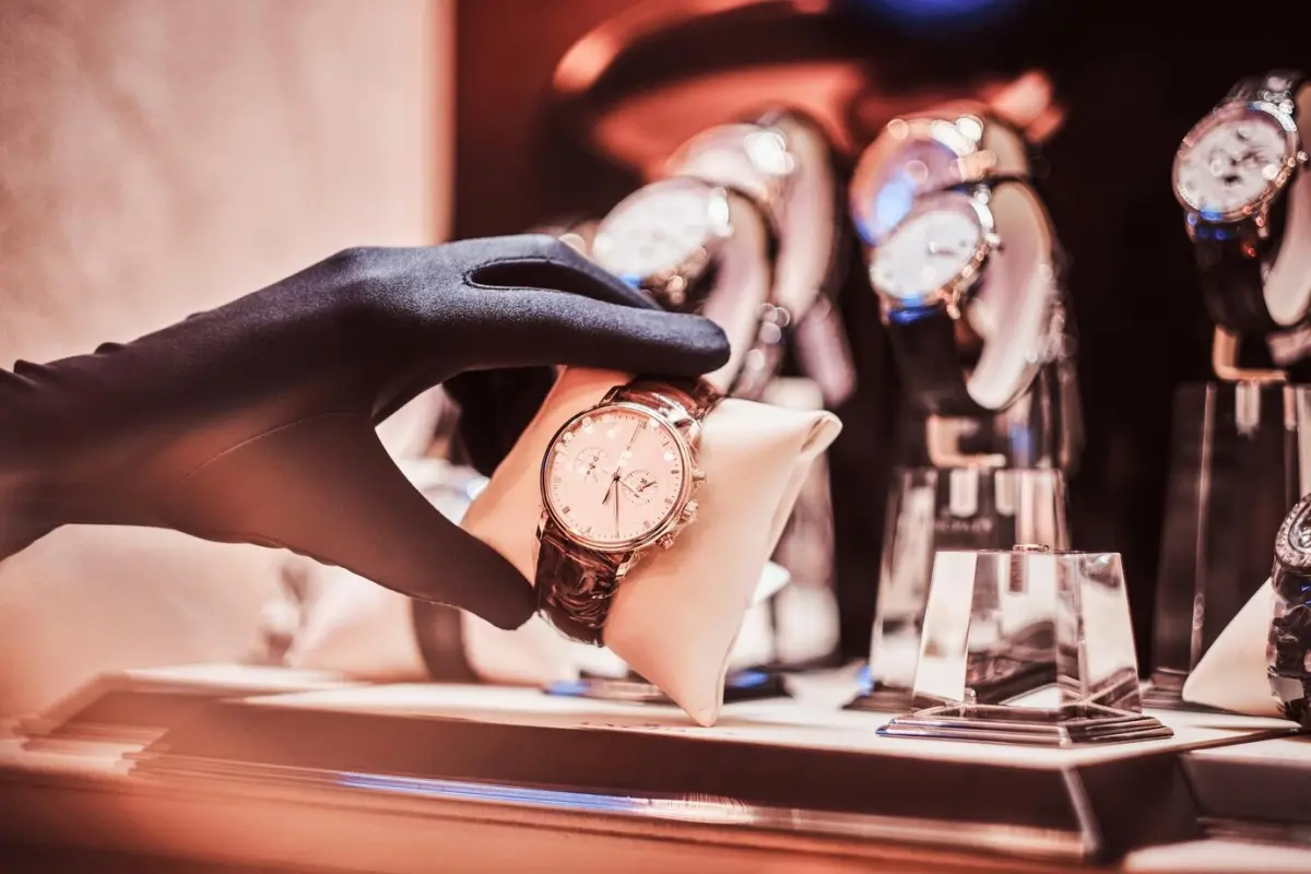 horloge montre symbole cadeau choix gants cuir noir collection accessoires