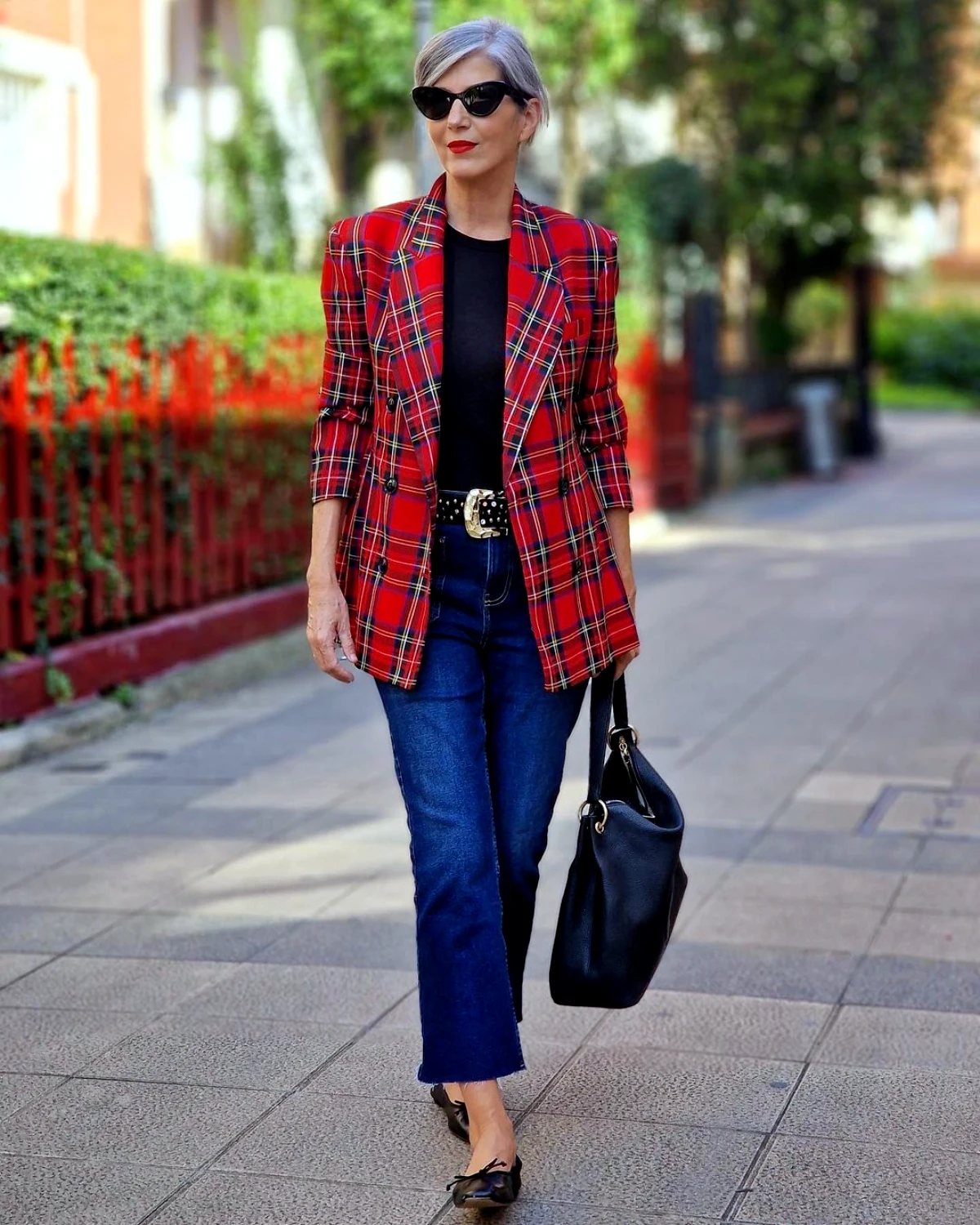 idee de look avec une veste rouge jean femme cheveux gris rue