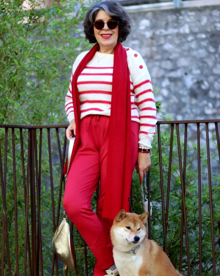 idee de tenue casual chic avec le rouge femme brune chien