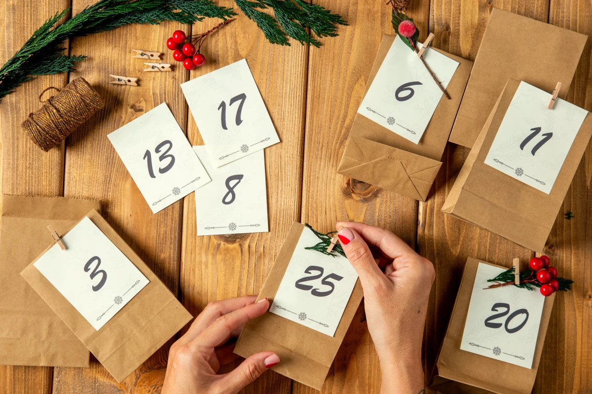 idee pour des mini cadeaux dans un calendrier d avent papier craft