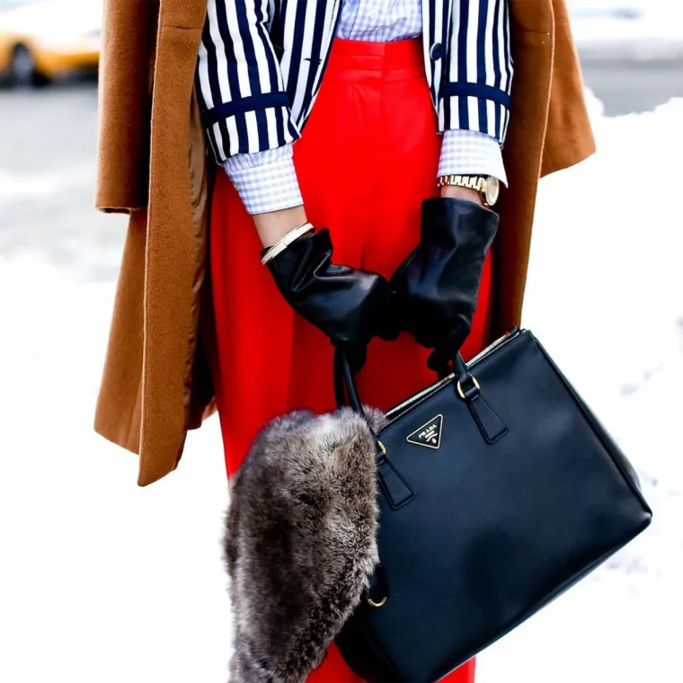 jupe rouge haut en noir et blanc sac a main noir