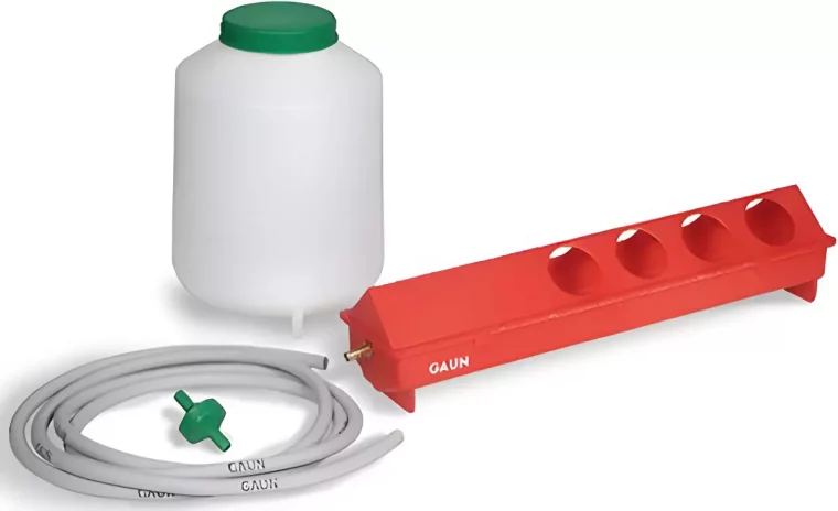 kit abreuvoir automatique pour poules sur fond blanc