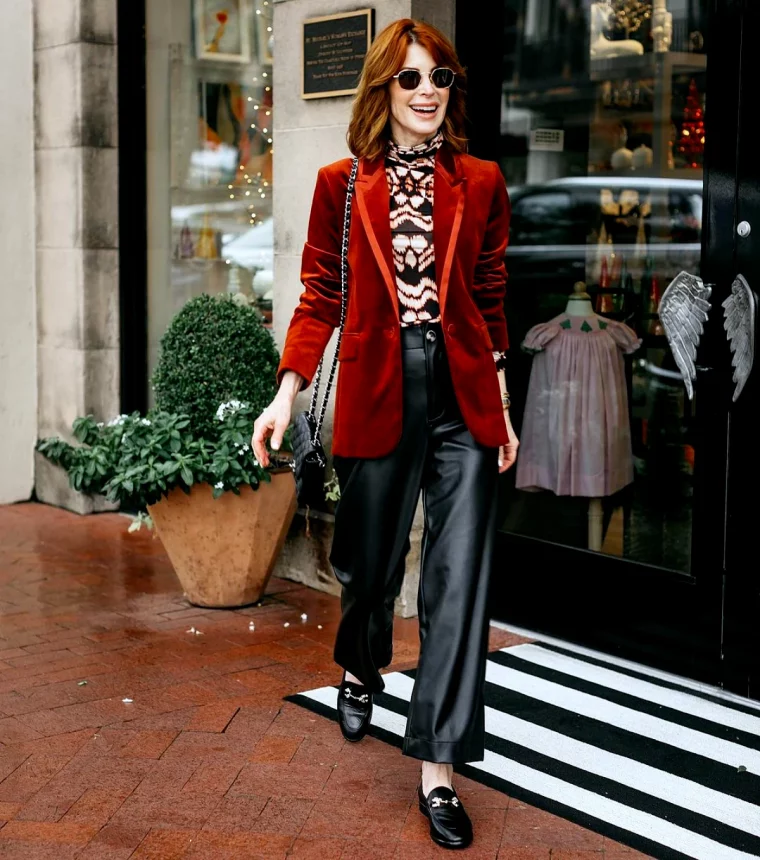 la veste rouge pantalon en cuir lunettes femme 50 ans mode