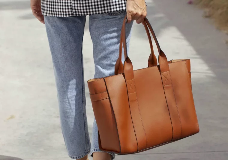 le sac cabas marron est tres moderne en 2023