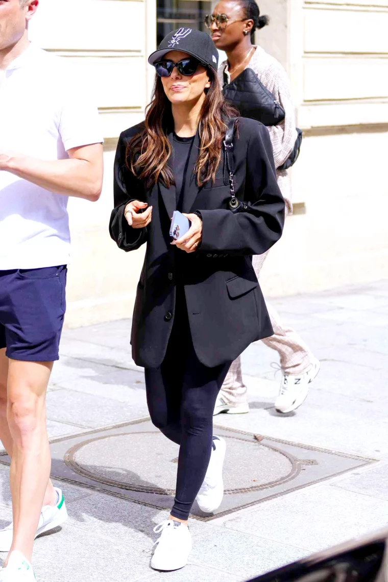 look d eva longoria avec un legging noir et blazer noir