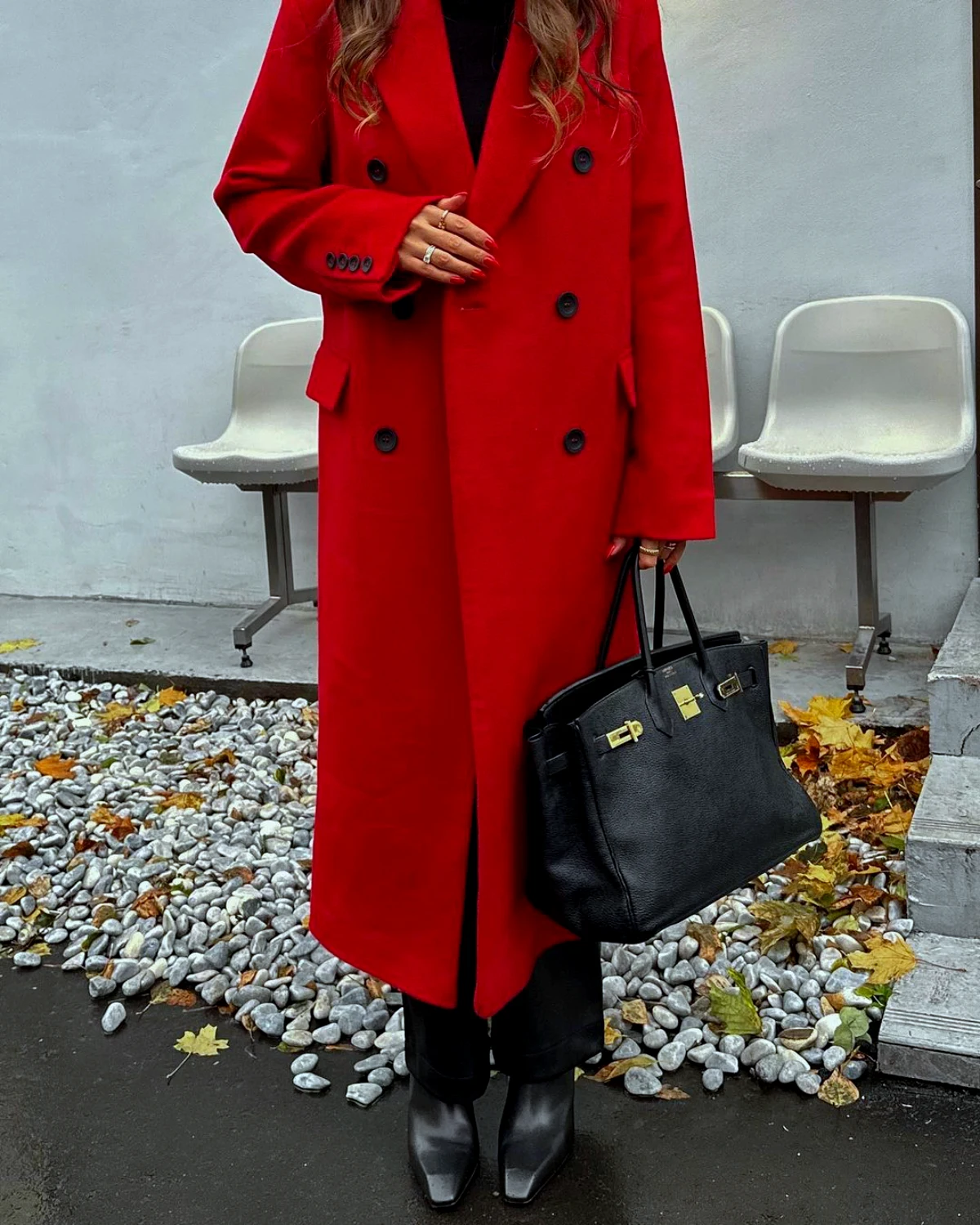 manteau rouge long sac a main cuir noir