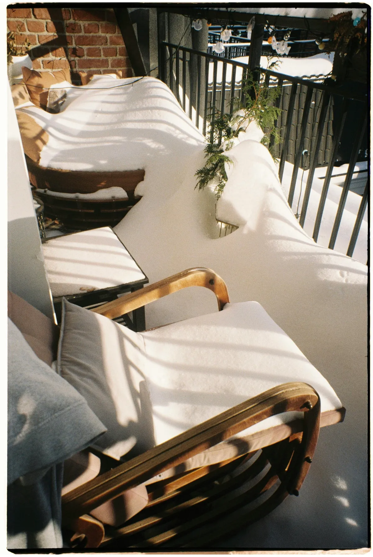 meubles en bois sur terrasse recouverts de neige