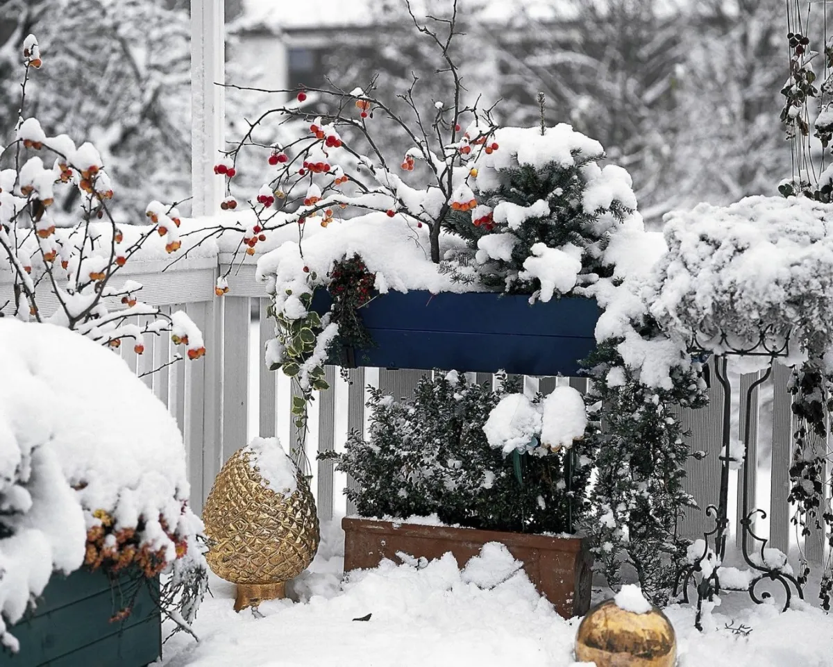 neige balustrade bois blanc jardiniere balcon ornements figurines or pomme de pin