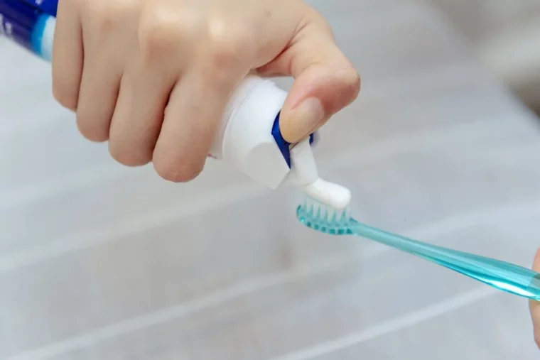 nettoyer des brûleurs encrassés dentifrice