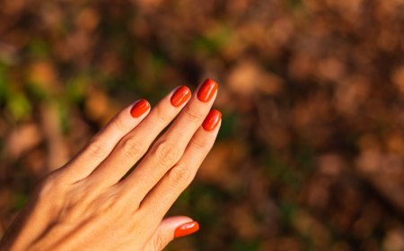 ongles vernis rouge feuilles automne soleil mains femme manucure en gel