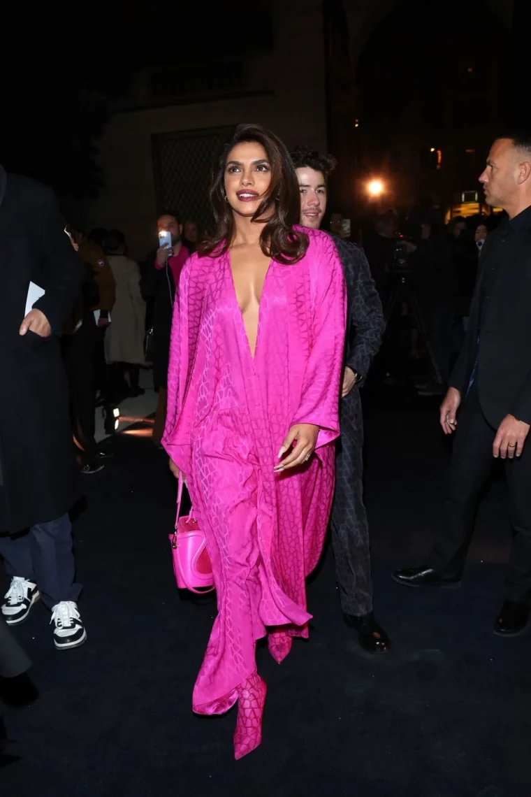 priyanka chopra arrive au defile valentino automne hiver 2023 2024 a paris en tenue rose