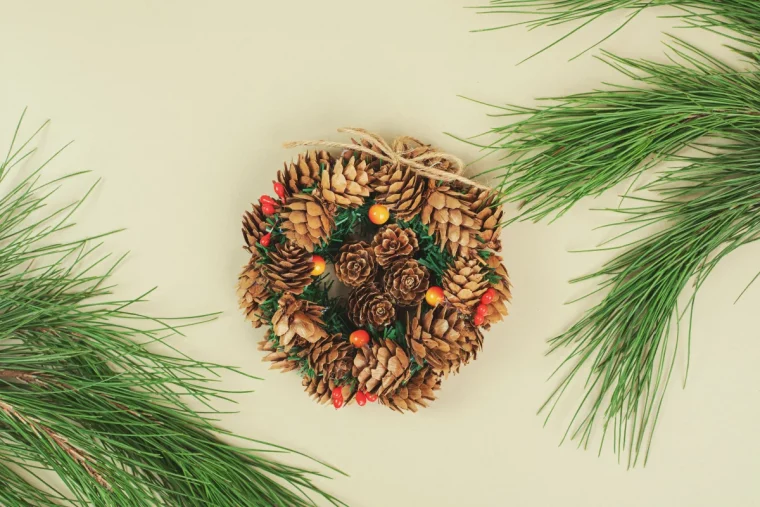 que faie avec des pommes de pin pour noel idée fabriquer une couronne de noel fait main