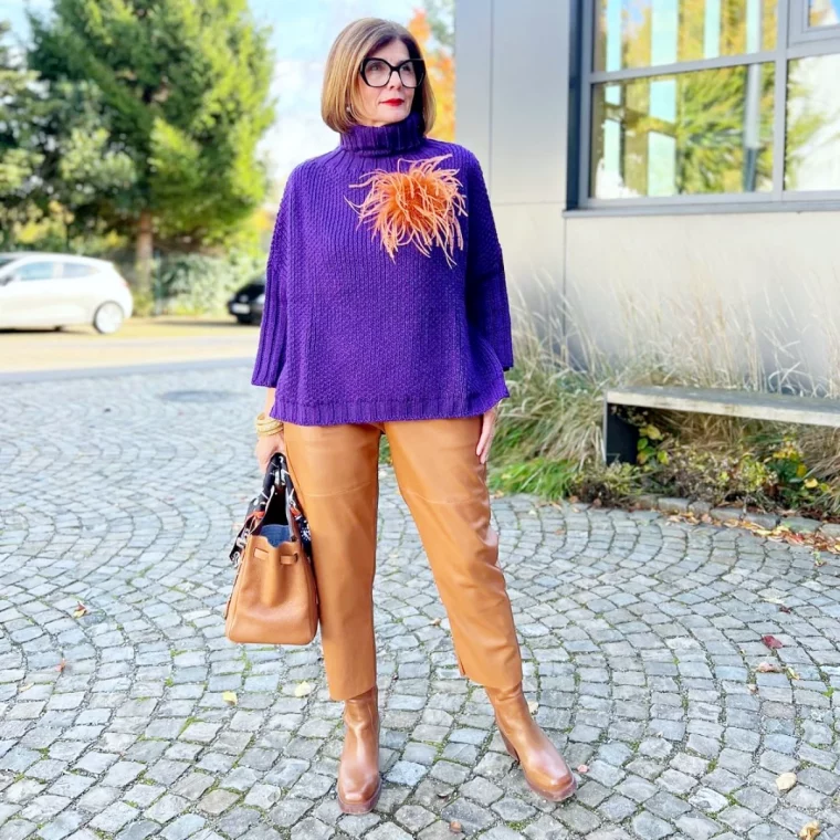 quelle couleur de pull pour paraitre plus jeune pull violet pantalon marron