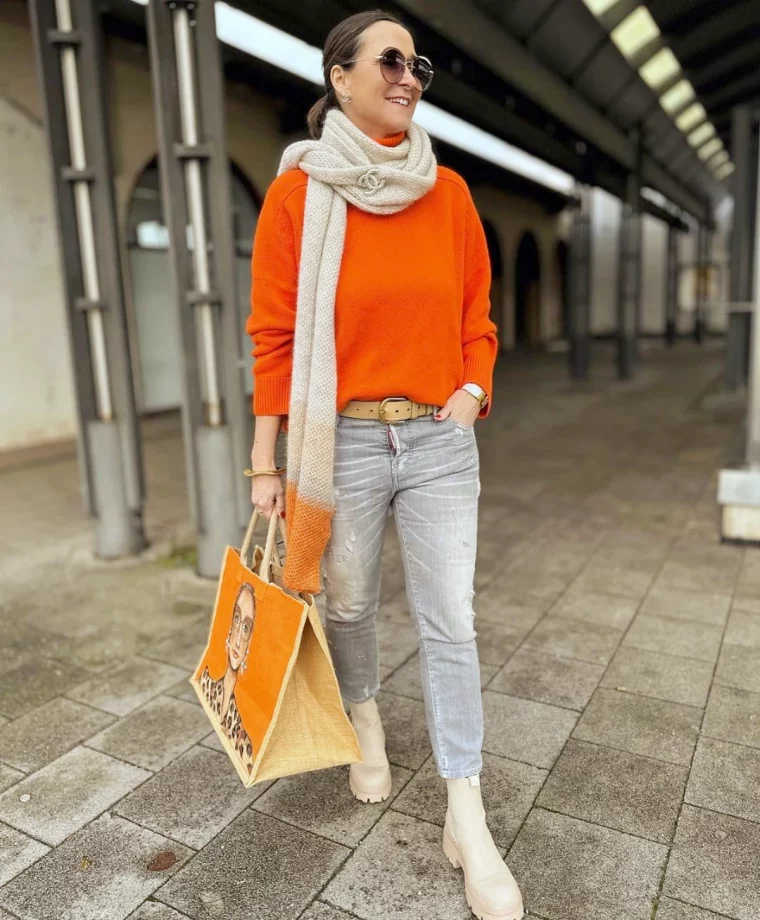 quelle couleur porter apres 50 ans femme pull et sac orange