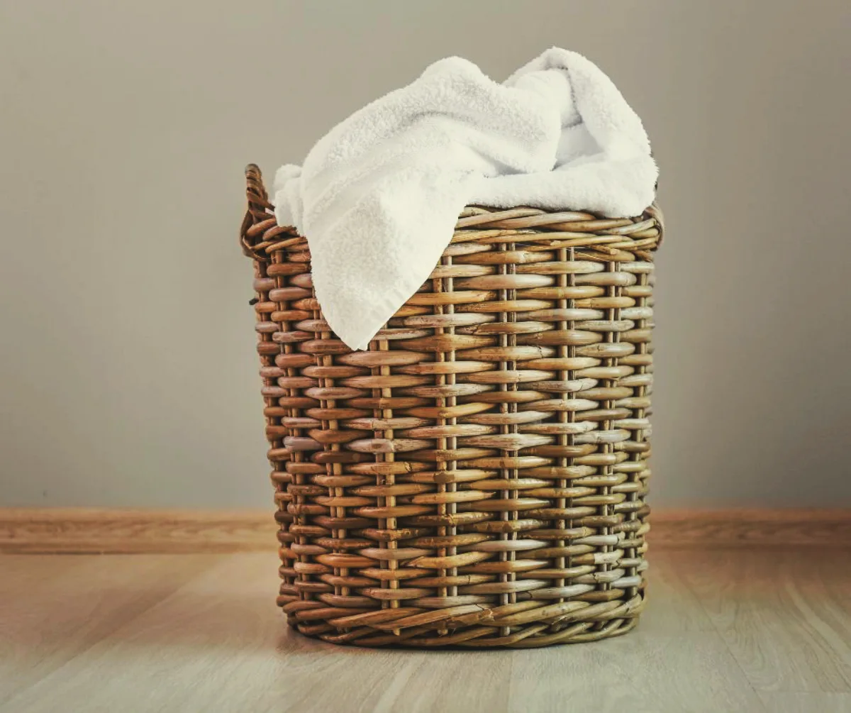sac à linge éviter de mettre des serviettes comment enlever la moisissure humidité dans la maison
