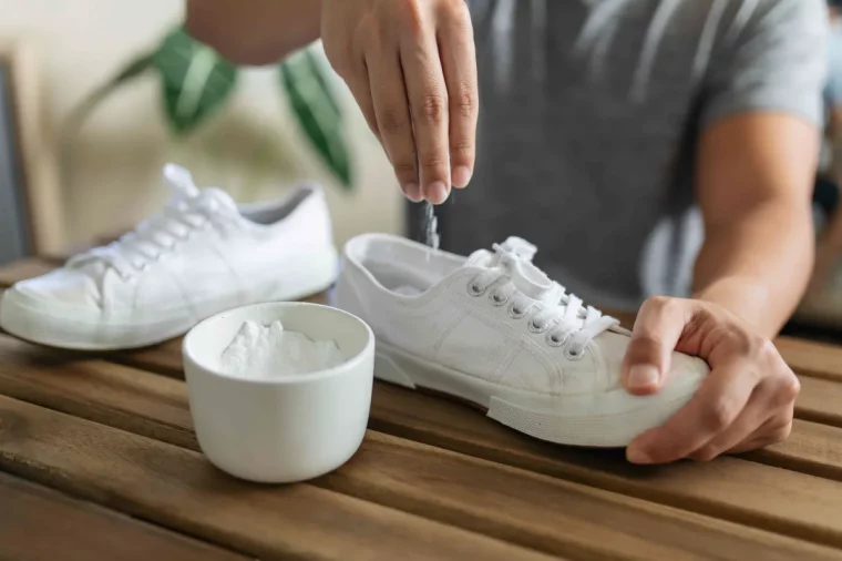 saupoudrer les baskets avec du bicarbonate de soude