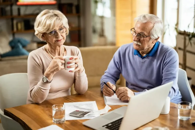 table bois ordinateur calculateur budget mariages matures en crise