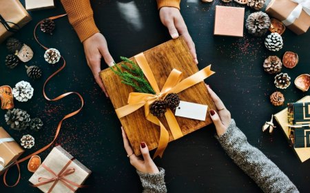 table surface noire pommes de pin cadeaux interdits boites emballage papier bois
