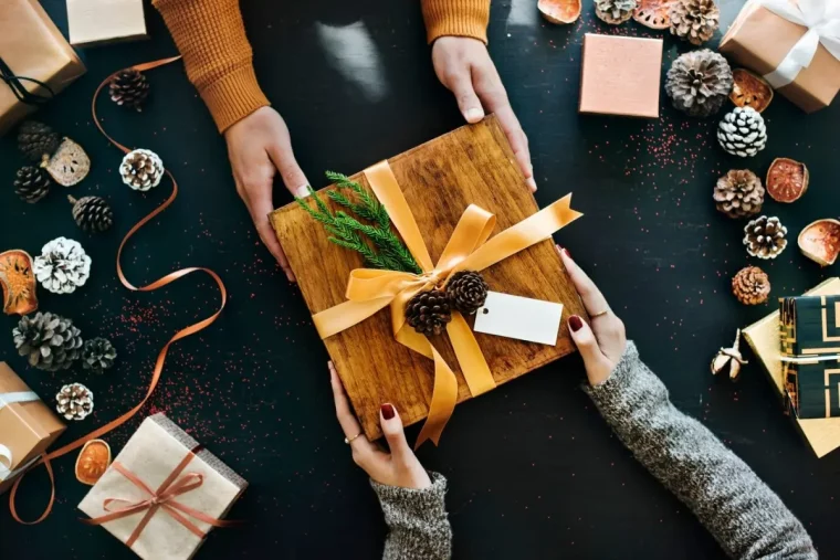 table surface noire pommes de pin cadeaux interdits boites emballage papier bois