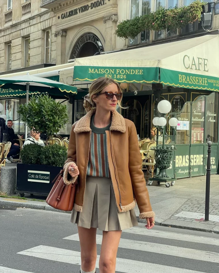 tendance jupe plisse courte veste marron rue femme blonde