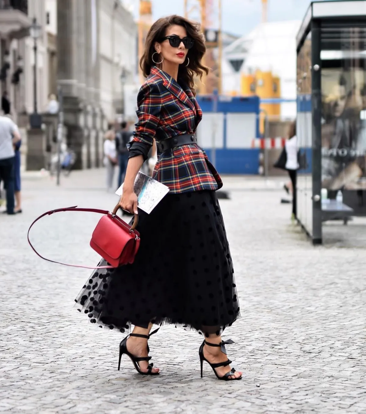 tenue en rouge et noir jupe midi noire veste ceinturee