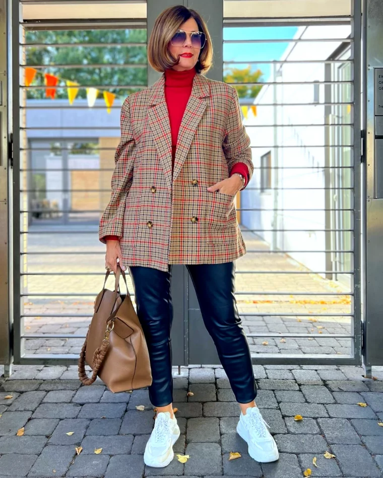 tenue pull rouge femme 50 ans pantalon cuir baskets blanches