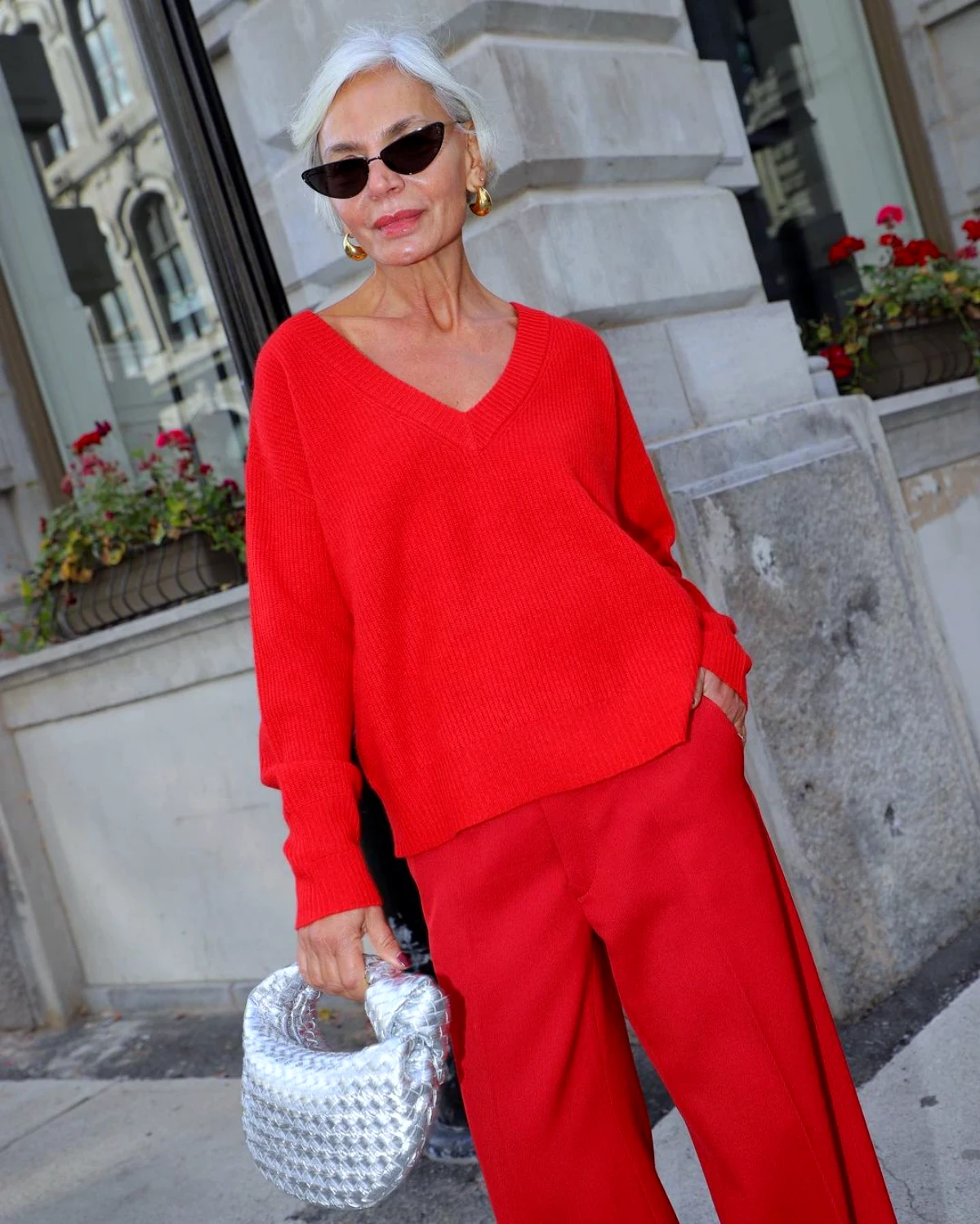 total look rouge mode femme 50 ans tendance sac argente