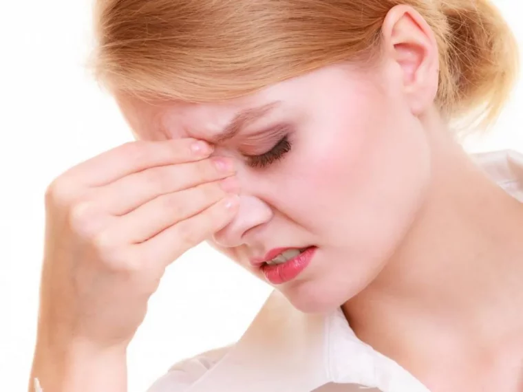 dentifrice pour déboucher le nez vrai ou faux femme au nez bouche