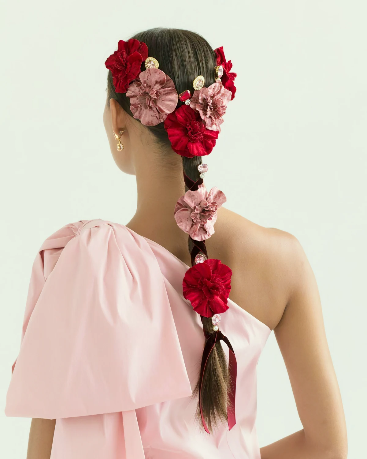 accessoire pour les cheveux pour une coiffure originale nouvel an fleurs rouges