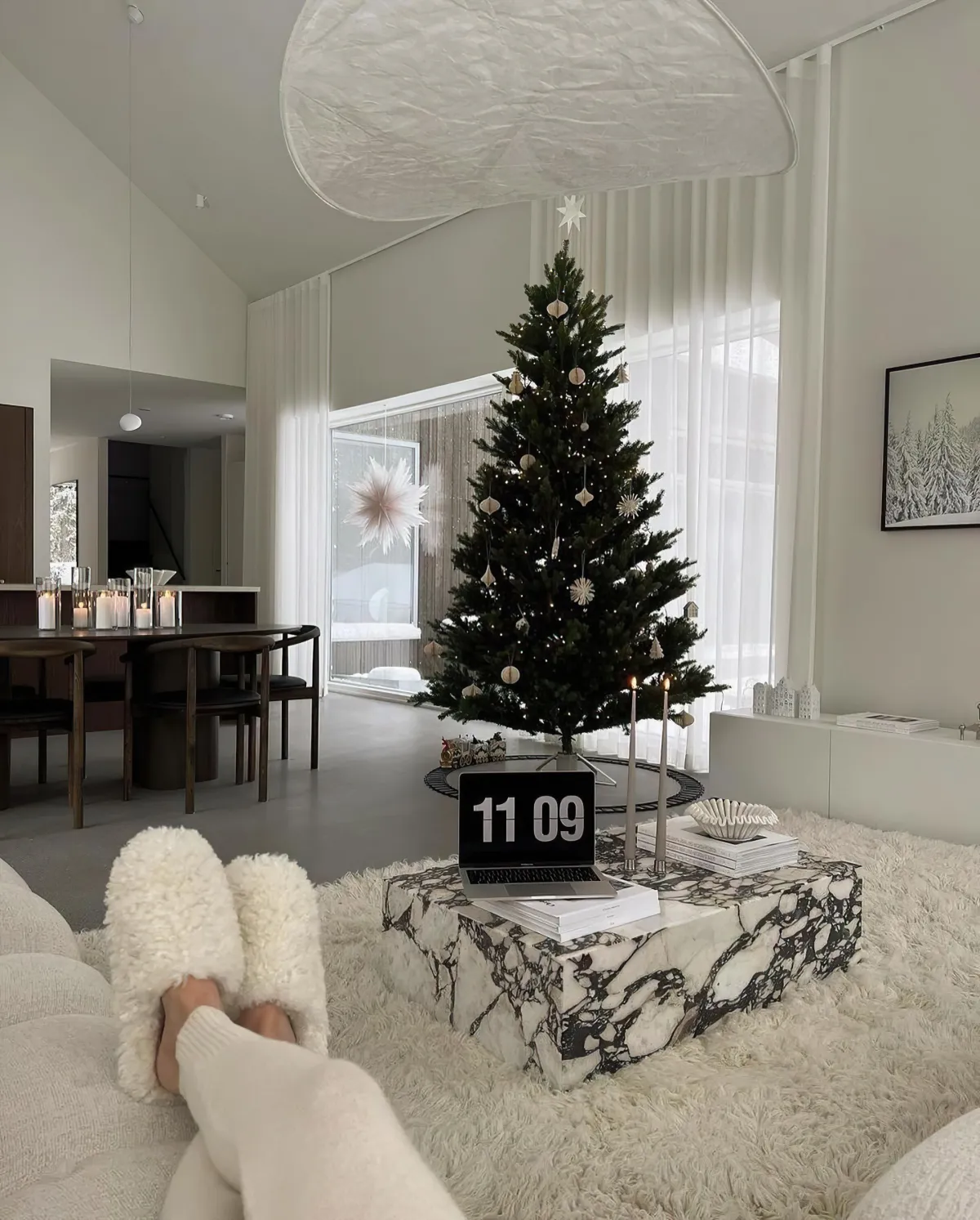 arbre noel minimaliste salon blanc canape d angle fond d ecran neutre