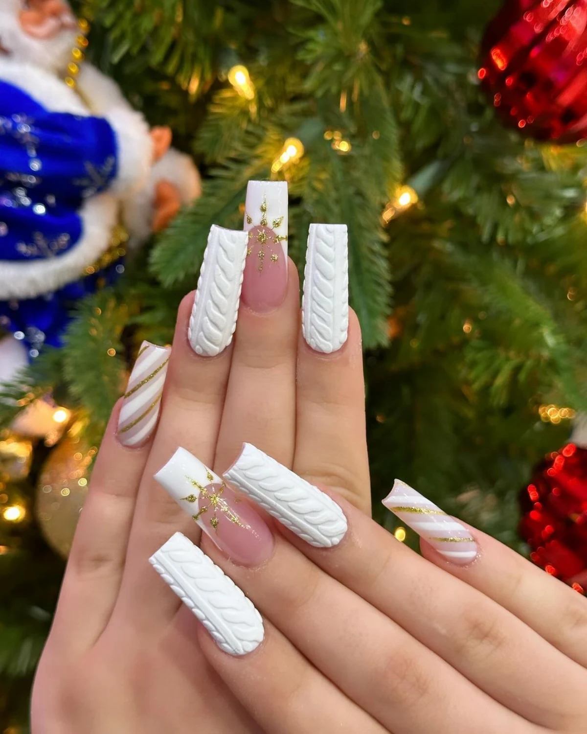 arbre noel ongles blanc et or lignes motifs flocon de neige effet pull nail art