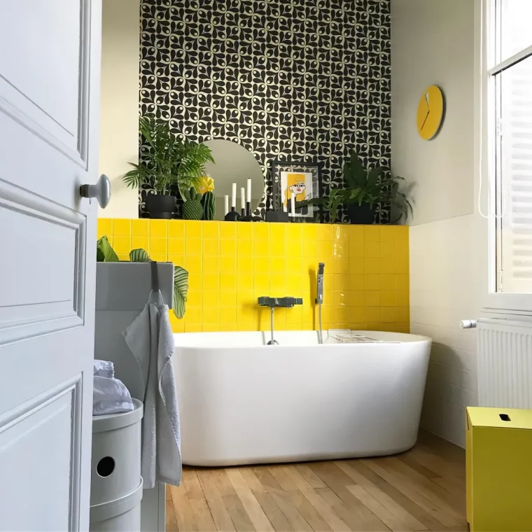 baignoire blanche mur d accent salle d eau en jaune et blanc et noir