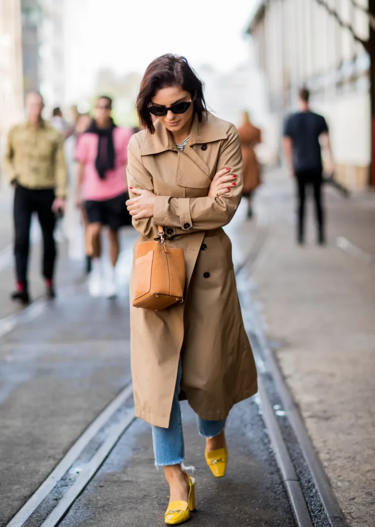 chaussures jaunes jeans bleus trench beige