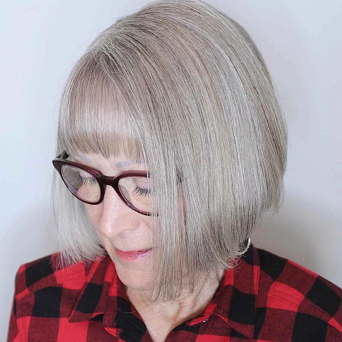 cheveux gris coupe courte cheveux affiles femme lunettes