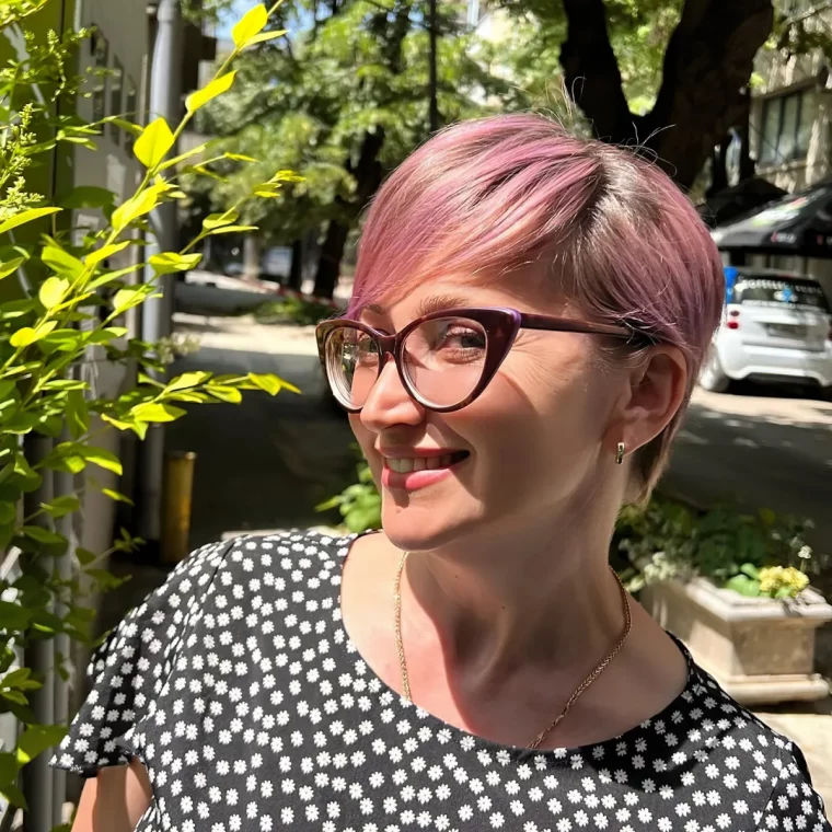 coiffure a effet rajeunissant coupe courte avec meches roses