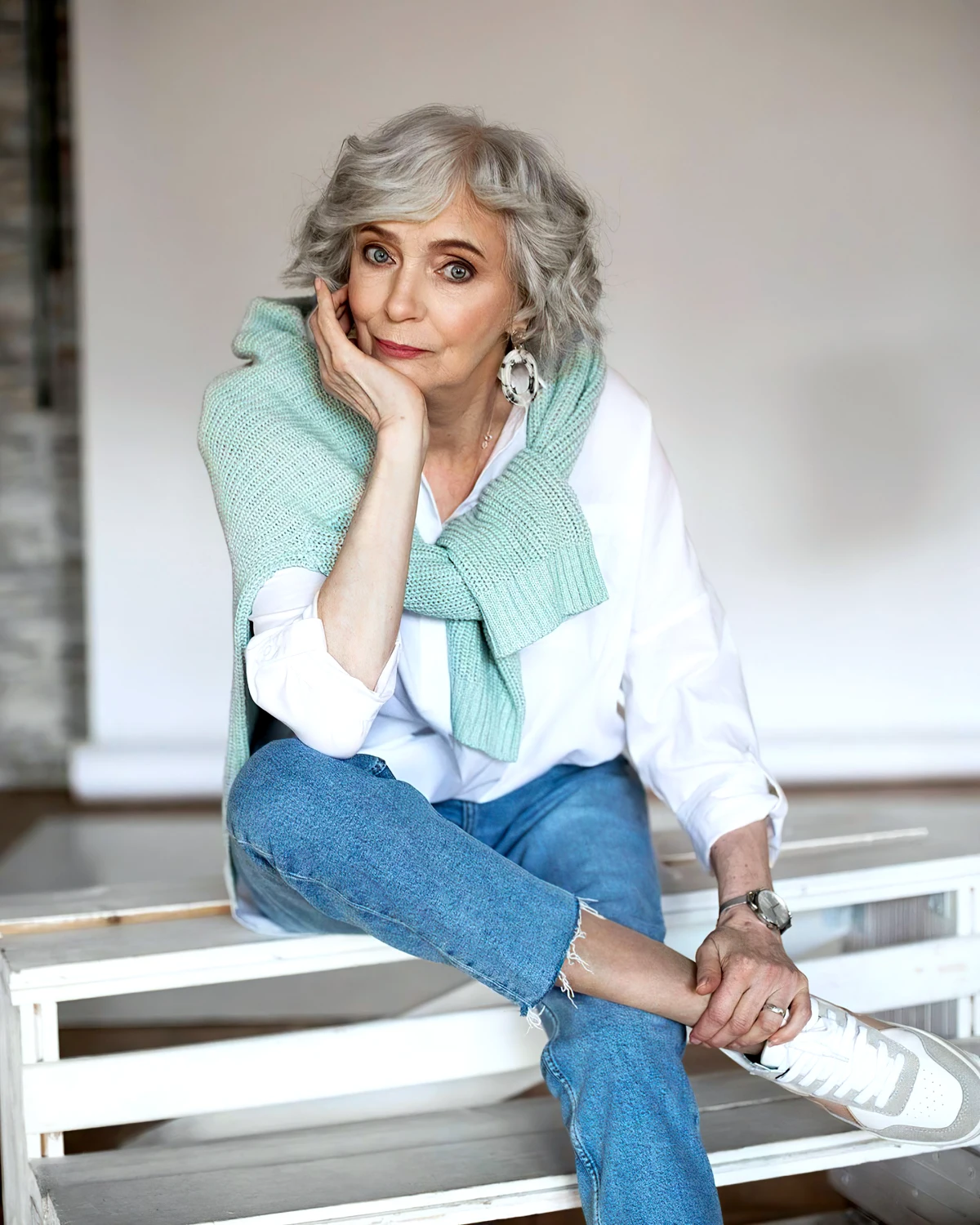 coiffure moderne 2024 cheveux gris femme en jean t shirt blanc