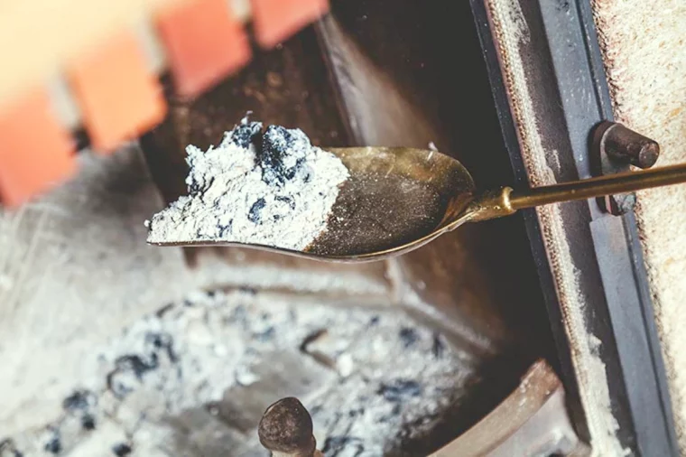 comment nettoyer un vitre avec des cendres de cheminees