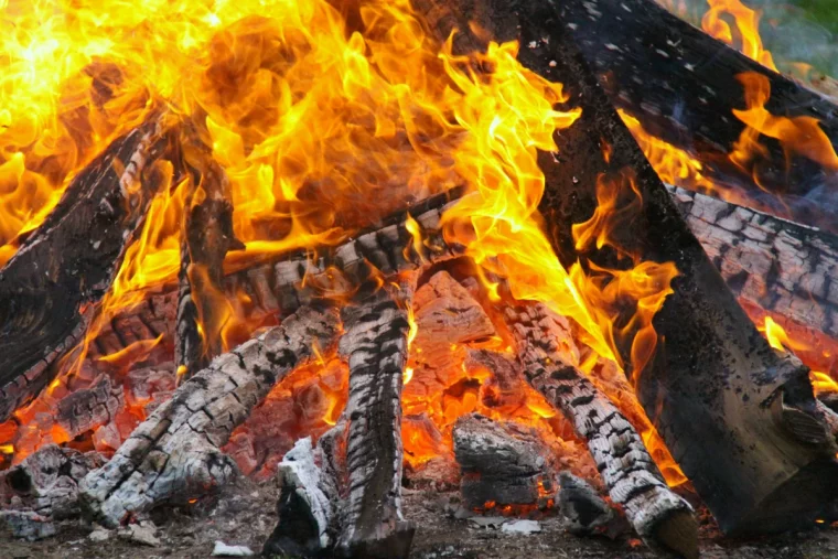 comment nettoyer une vitre de cheminee avec des cendres de bois