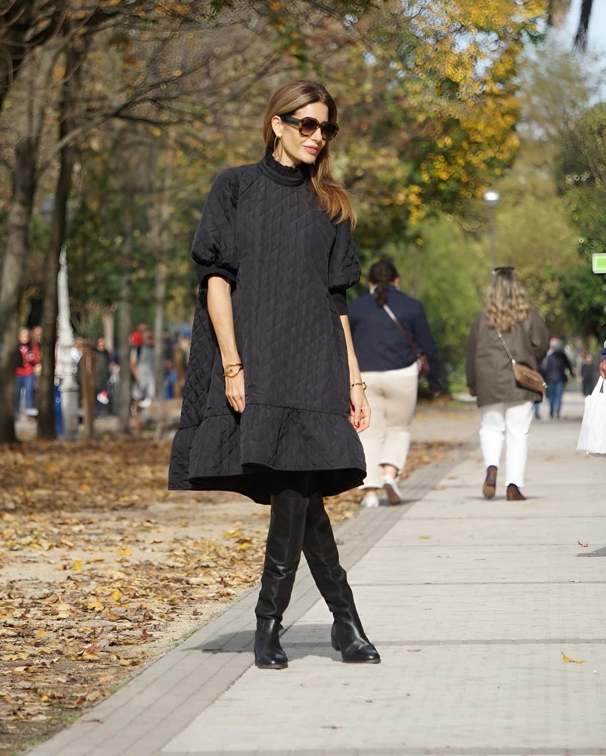 comment porter le total look noir apres 50 ans femme brune rue