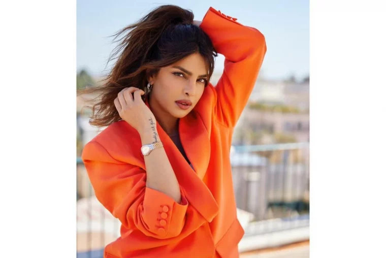 comment se coiffer si on a un petit front femme brune veste orange