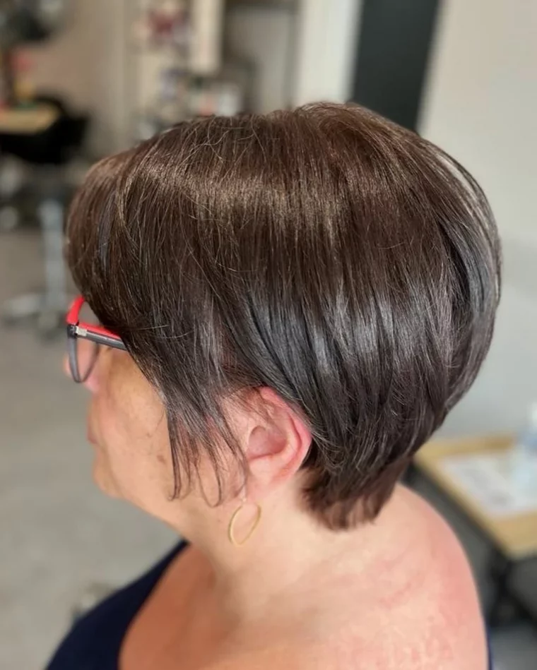 coupe de cheveux courte femme 60 ans brune lunette