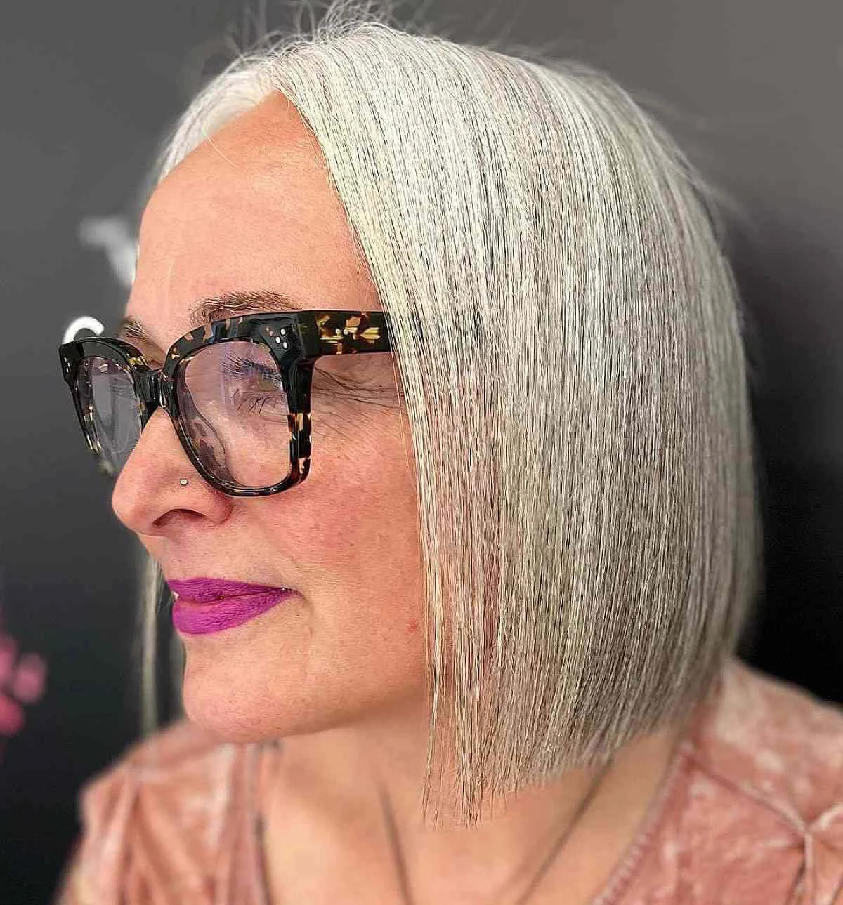 coupe de cheveux femme 60 ans cheveux blancs lunettes
