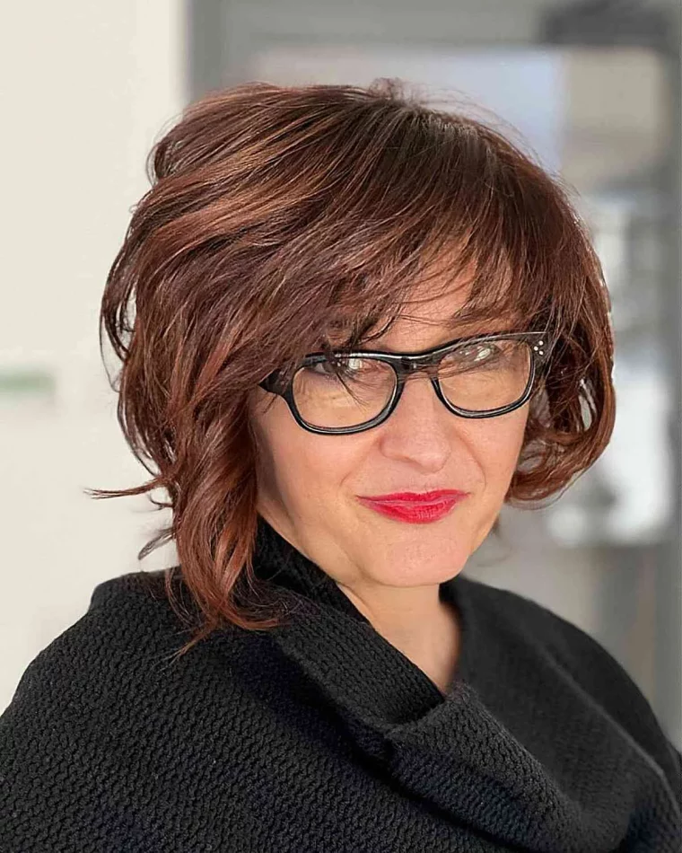 coupe de cheveux femme 60 ans visage ovale lunettes noires