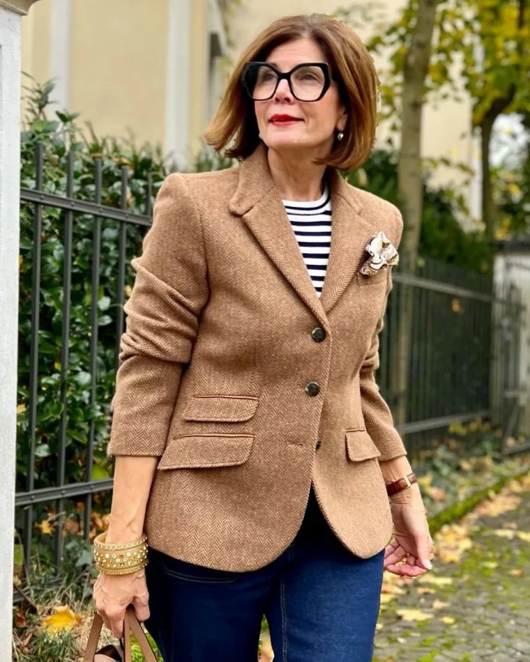 coupe de cheveux mi longue femme 60 ans lunettes veste marron