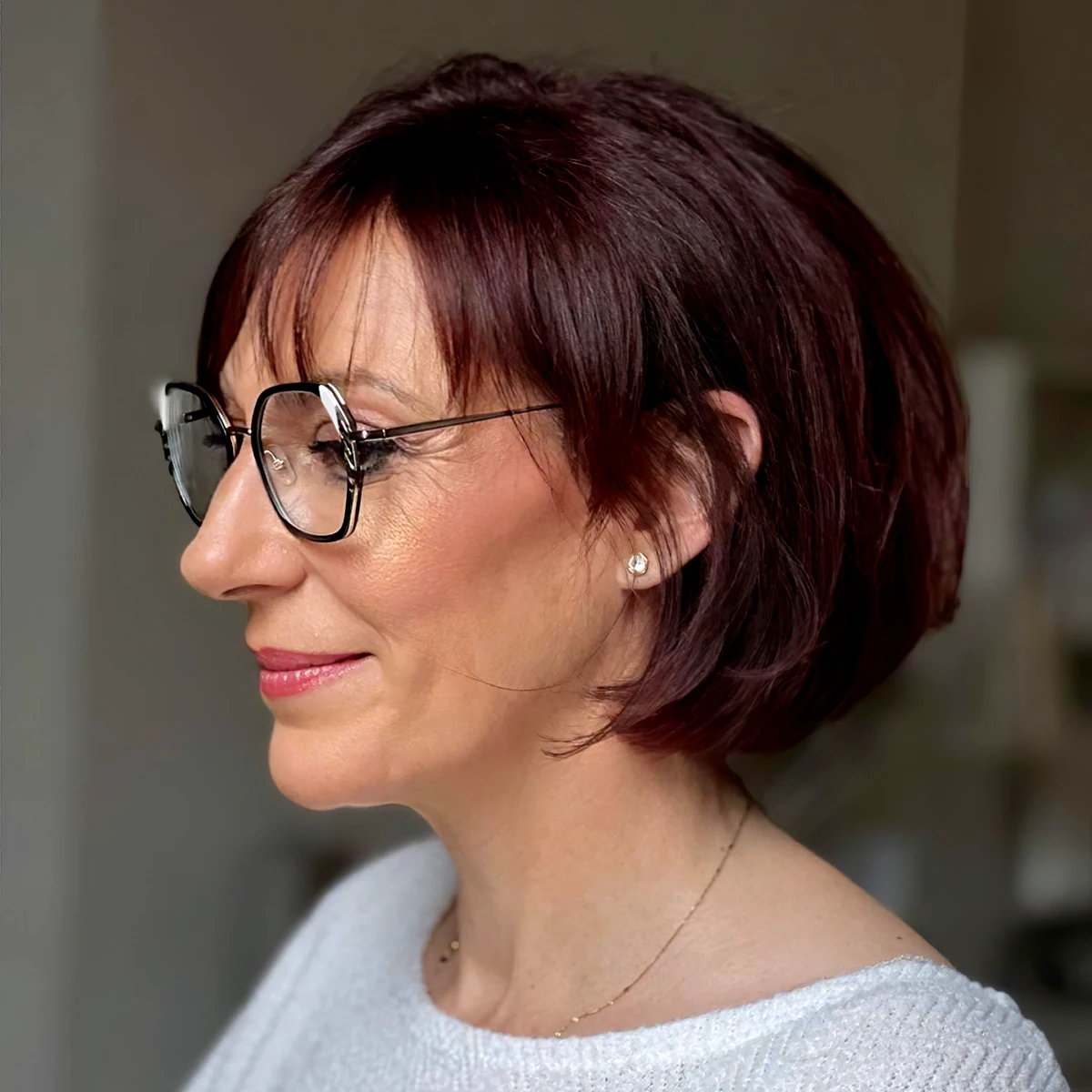 coupe de cheveux tendance femme 50 ans cheveux fonce lunettes
