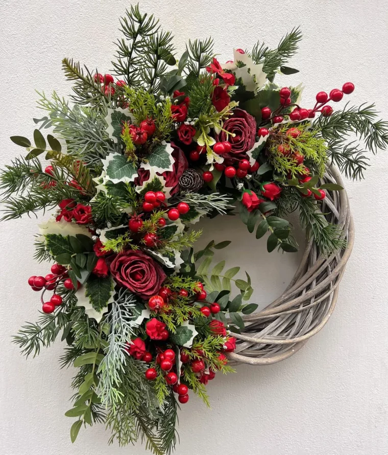 couronne de noel a faire soi meme branches conifere houx rose rouge